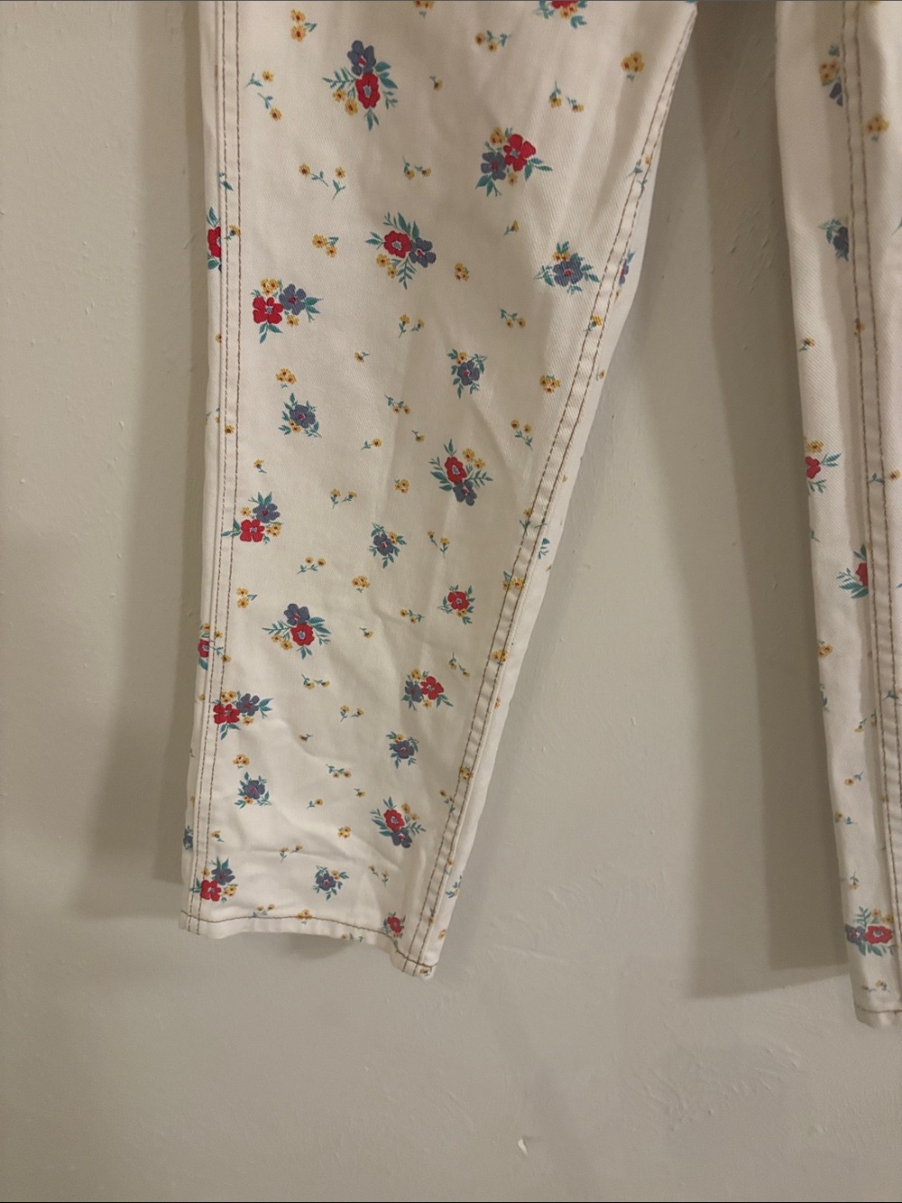 RARE Wrangler White Floral Straight Leg Jeans - Picture 7 of 15